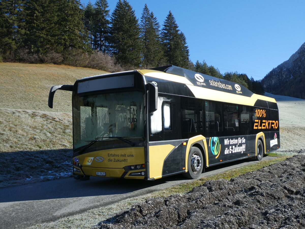 (230'012) - Bossi&Hemmi, Tiefencastel - GR 59'439 - Solaris (ex Vorf�hrfahrzeug) am 6. November 2021 in Tiefencastel, Garage