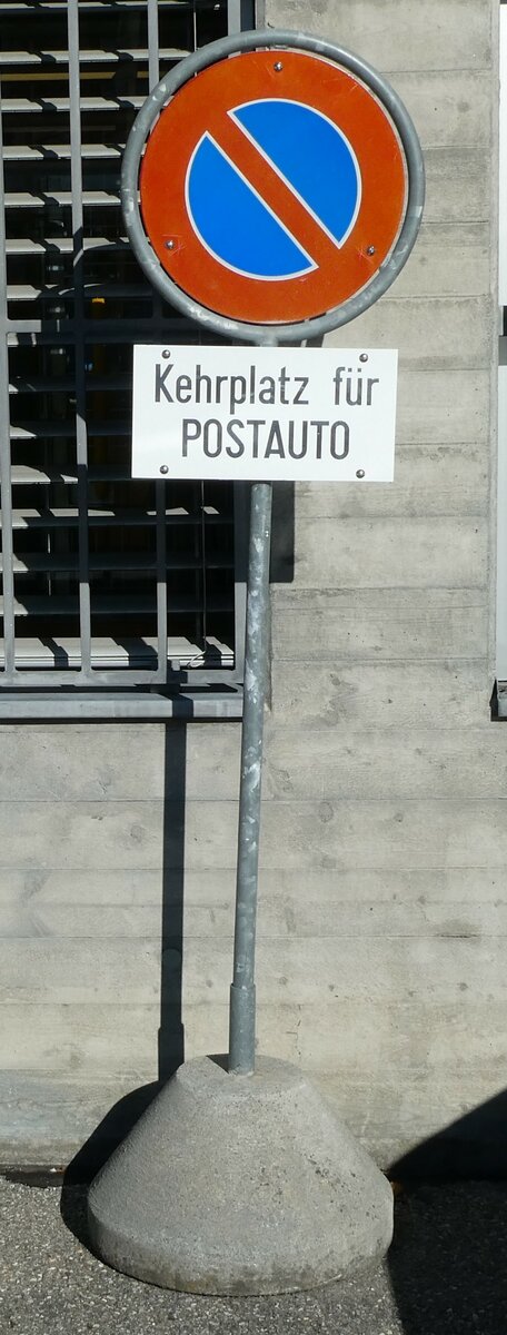 (230'027) - Kehrplatz f�r POSTAUTO am 6. November 2021 in Savognin, Post