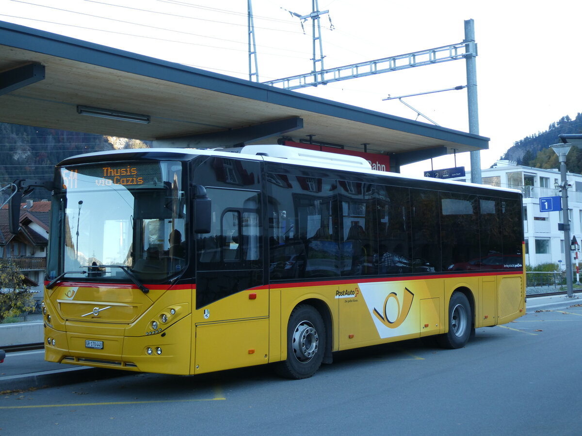 (230'053) - PostAuto Graub�nden - GR 170'440 - Volvo am 6. November 2021 beim Bahnhof Rh�z�ns