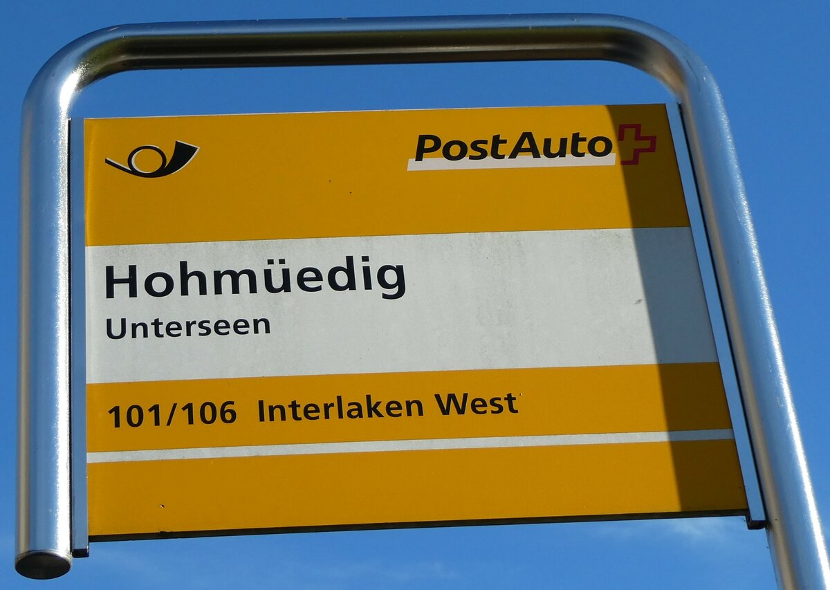 (230'080) - PostAuto-Haltestellenschild - Unterseen, Hohm�edig - am 7. November 2021