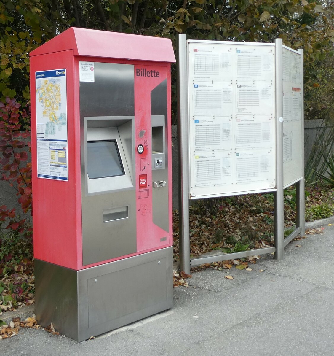 (230'154) - BGU-Billetautomat am 8. November 2021 beim Bahnhof Grenchen S�d