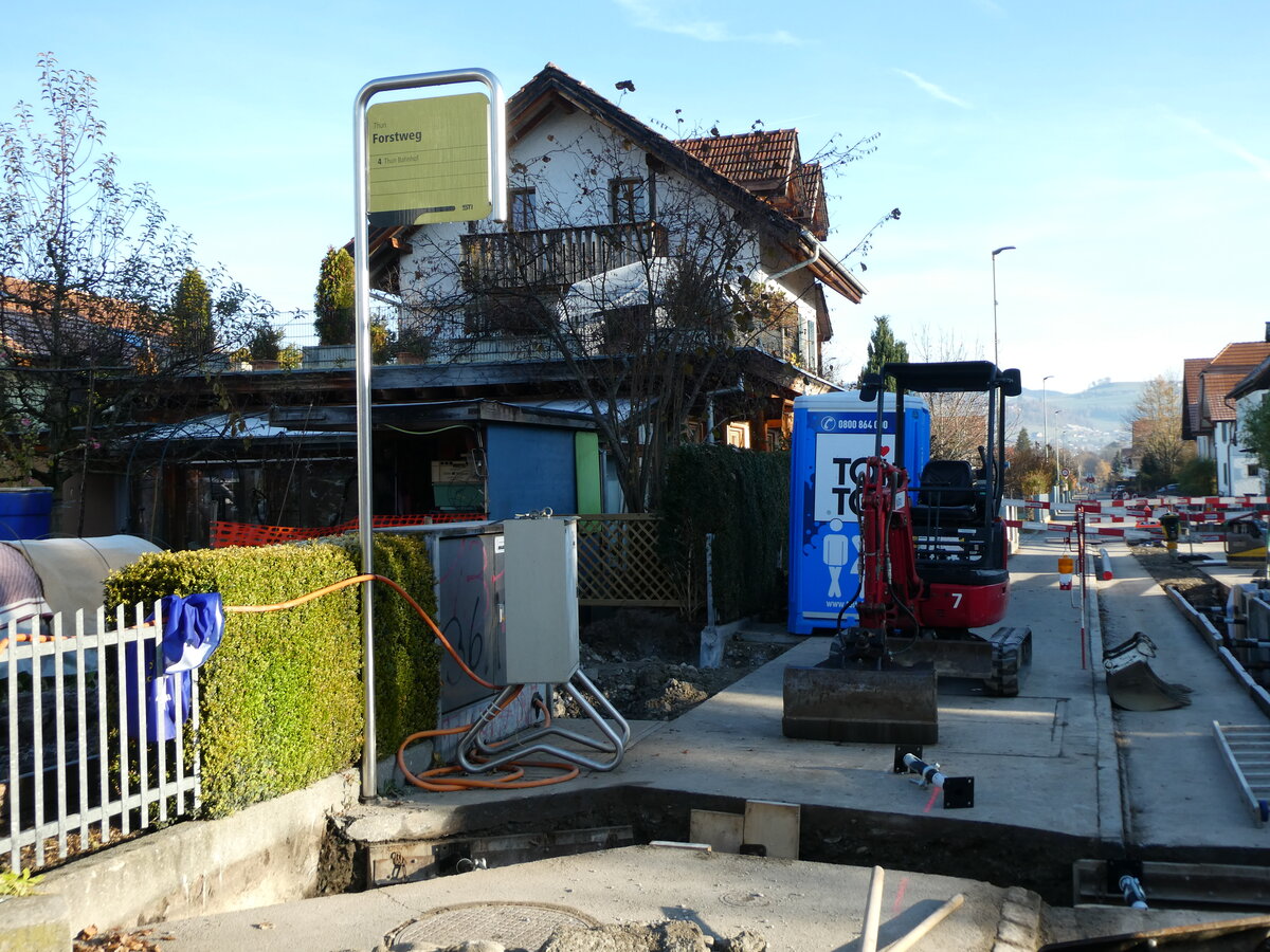 (230'466) - STI-Haltestelle am 11. November 2021 in Thun-Lerchenfeld, Forstweg (w�hrend dem Umbau)