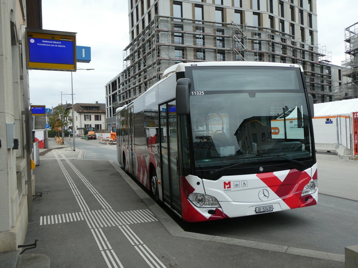 (230'635) - CarPostal Ouest - JU 52'439 - Mercedes am 13. November 2021 beim Bahnhof Del�mont