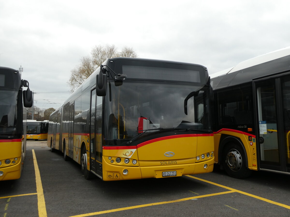 (230'665) - CarPostal Ouest - VD 242'251 - Solaris (ex TPB, S�deilles) am 13. November 2021 in Yverdon, Garage