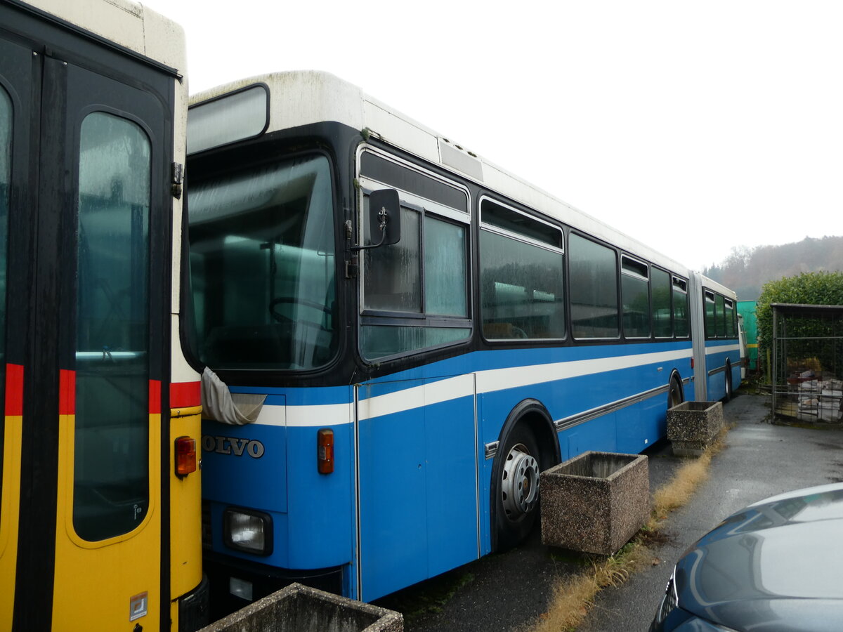 (230'744) - Ruffiner, Turtmann (R�trobus) - Nr. 115 - Volvo/R&J (ex VBL Luzern Nr. 115) am 14. November 2021 in Faoug, Carrosserie Etter (Teilaufnahme)