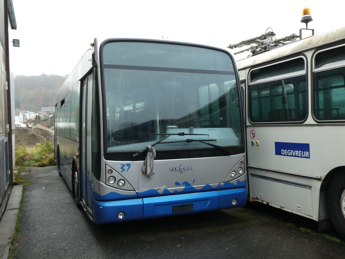 (230'748) - VMCV Clarens (R�trobus) - Nr. 37 - Van Hool am 14. November 2021 in Faoug, Carrosserie Etter