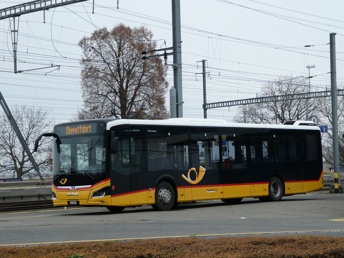 (230'848) - PostAuto Ostschweiz - SZ 58'002 - MAN am 21. November 2021 beim Bahnhof Pf�ffikon