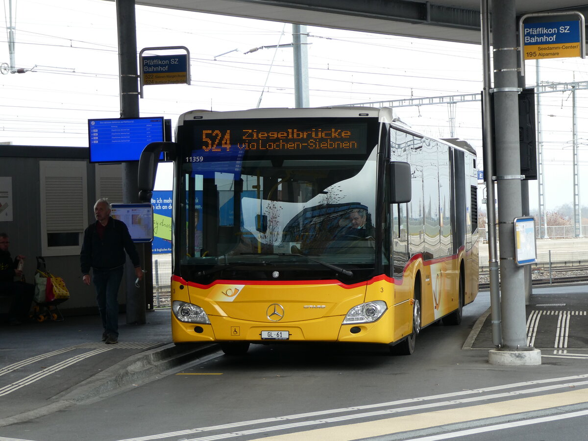 (230'864) - Niederer, Filzbach - Nr. 3/GL 61 - Mercedes am 21. November 2021 beim Bahnhof Pf�ffikon