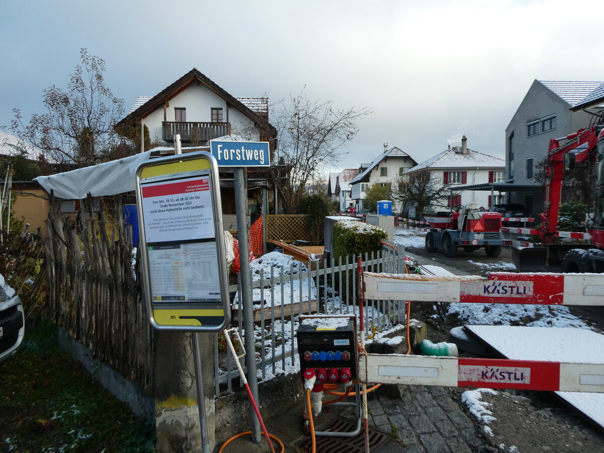 (230'925) - STI-Haltestelle am 27. November 2021 in Thun-Lerchenfeld, Forstweg (w�hrend dem Umbau)