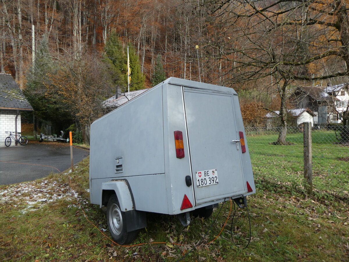 (230'938) - PostAuto Bern - BE 180'392 - Gowa Gep�ckanh�nger (ex AVG Meiringen; ex P 30'076) am 27. November 2021 in Meiringen, Garage