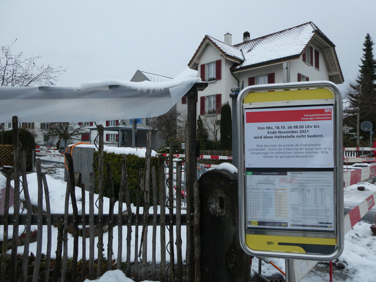 (231'086) - STI-Haltestelle mit Fahrgastinformation am 11. Dezember 2021 in Thun-Lerchenfeld, Forstweg (w�hrend dem Umbau)