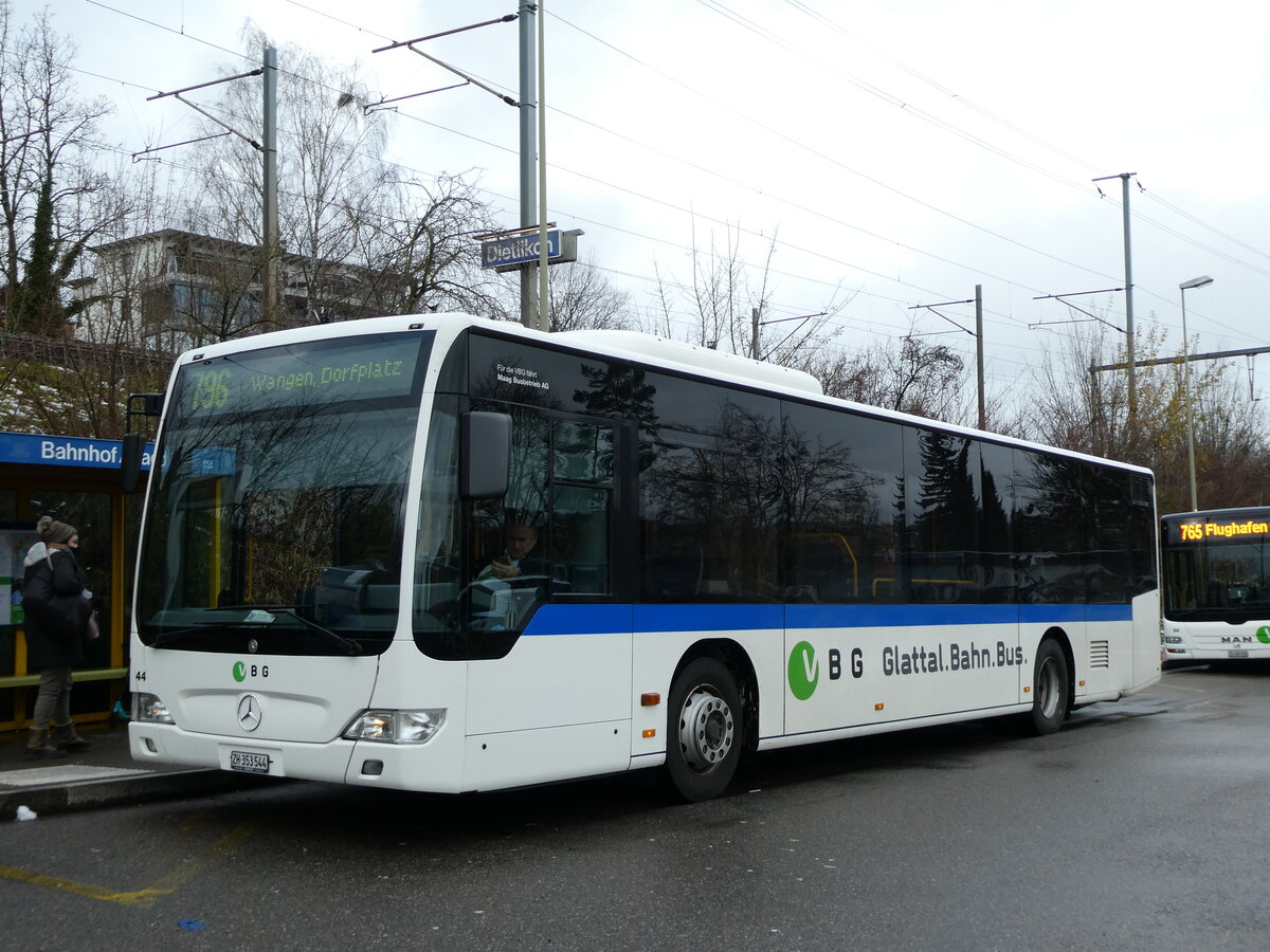 (231'102) - Maag, Kloten - Nr. 44/ZH 353'544 - Mercedes (ex Vorf�hrfahrzeug) am 11. Dezember 2021 in Dietlikon, Bahnhof/Bad