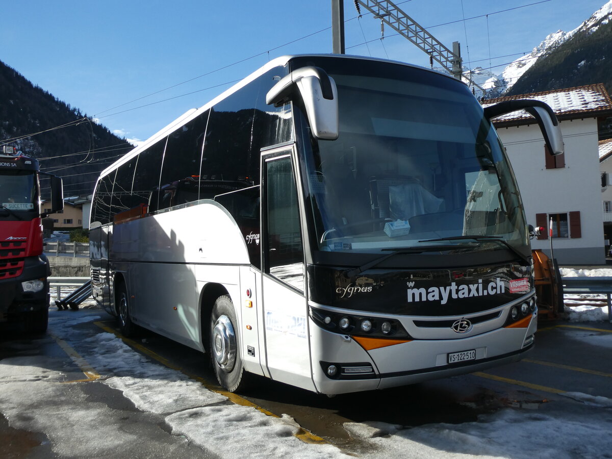 (231'720) - May-Taxi, Verbier - VS 122'510 - Beulas am 2. Januar 2022 beim Bahnhof Orsi�res
