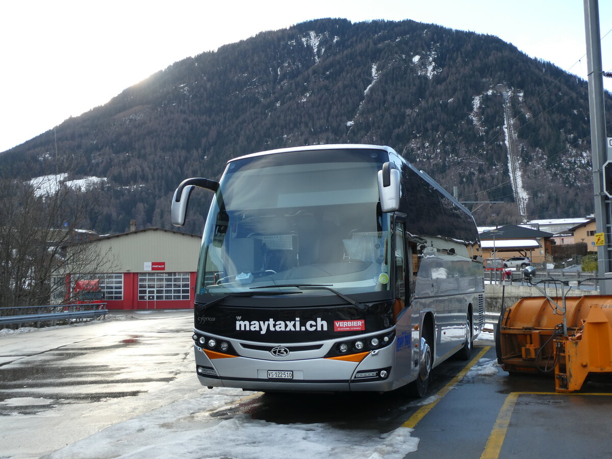 (231'724) - May-Taxi, Verbier - VS 122'510 - Beulas am 2. Januar 2022 beim Bahnhof Orsi�res