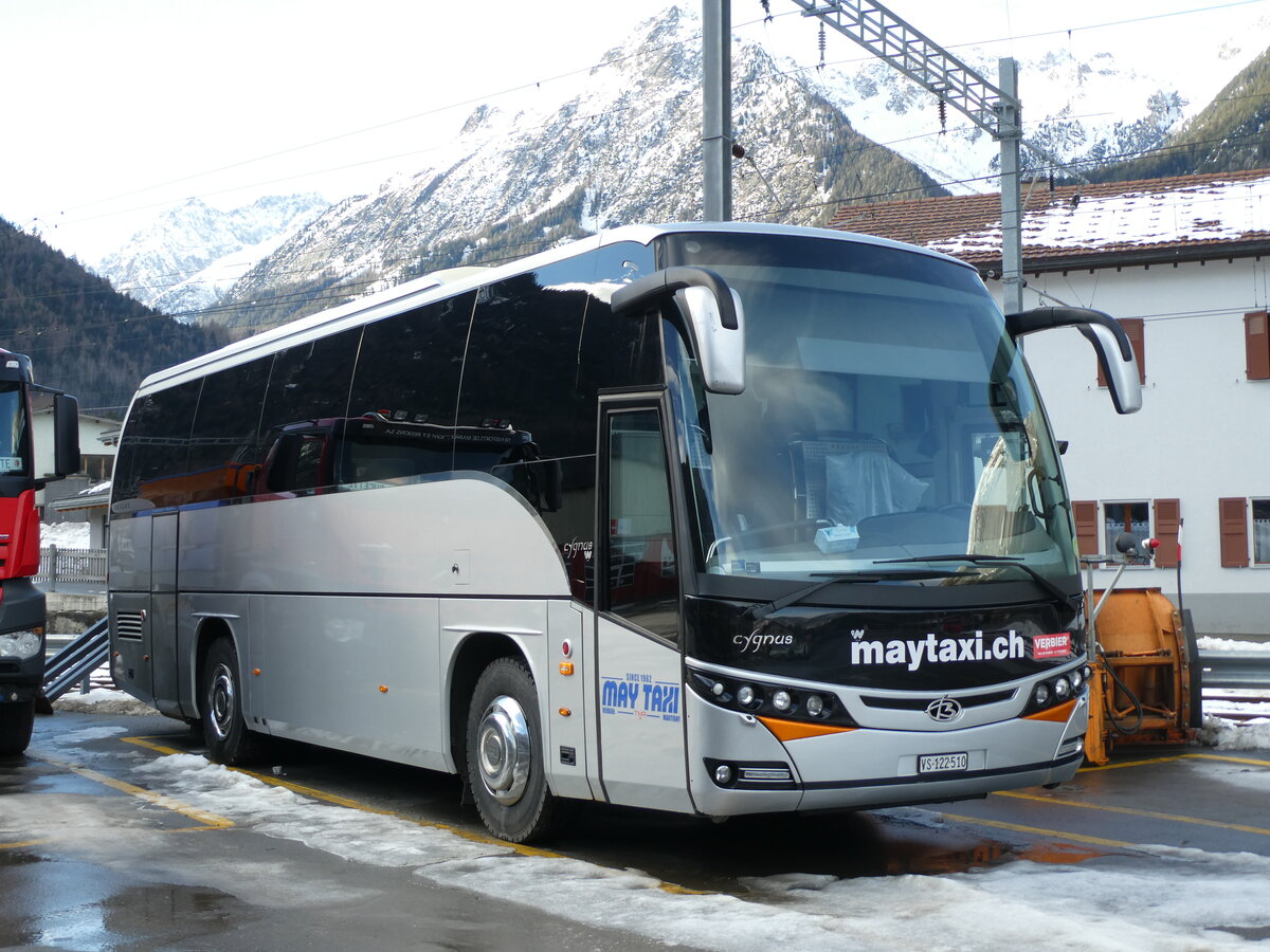 (231'725) - May-Taxi, Verbier - VS 122'510 - Beulas am 2. Januar 2022 beim Bahnhof Orsi�res