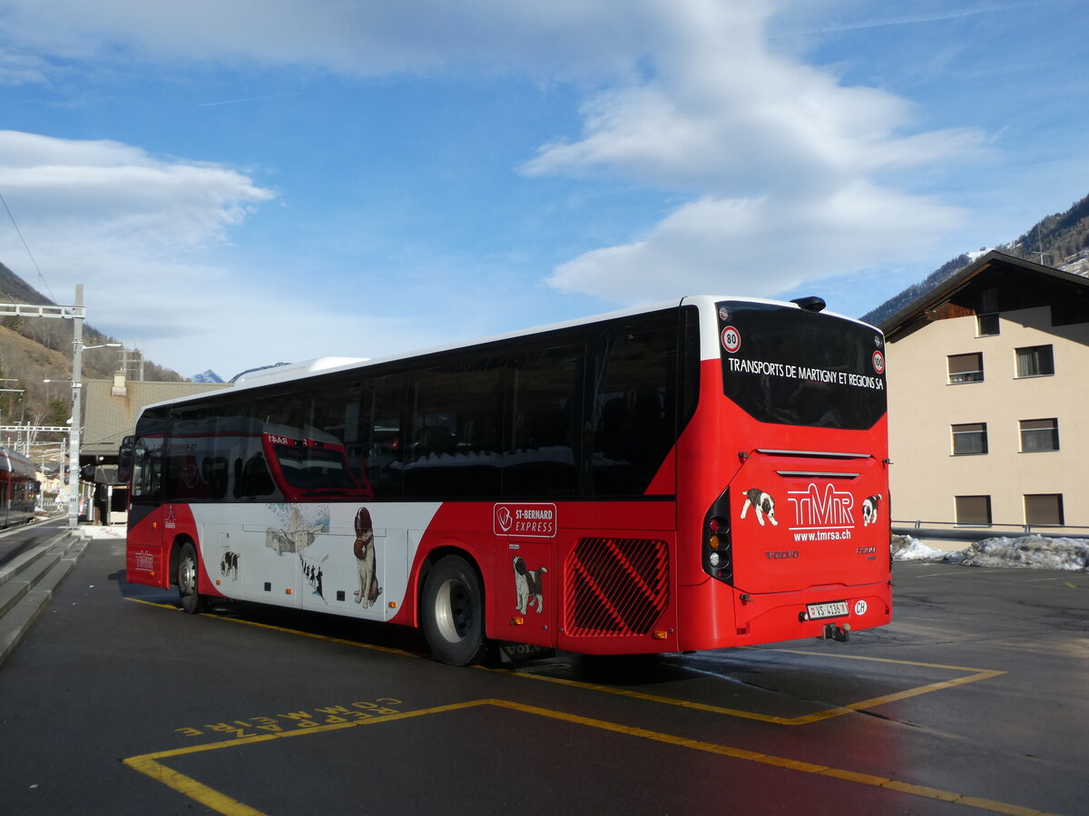 (231'733) - TMR Martigny - Nr. 4/VS 4136 - Volvo am 2. Januar 2022 beim Bahnhof Orsi�res