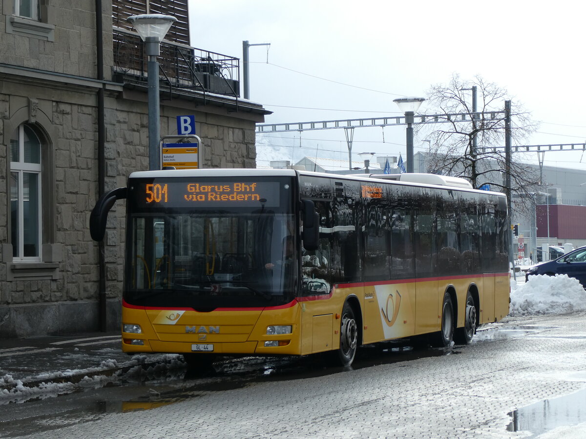 (231'966) - Niederer, Filzbach - Nr. 12/GL 44 - MAN (ex PostAuto Ostschweiz) am 10. Januar 2022 beim Bahnhof N�fels-Mollis