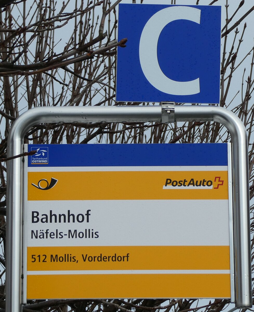 (231'969) - PostAuto-Haltestellenschild - N�fels-Mollis, Bahnhof - am 10. Januar 2022