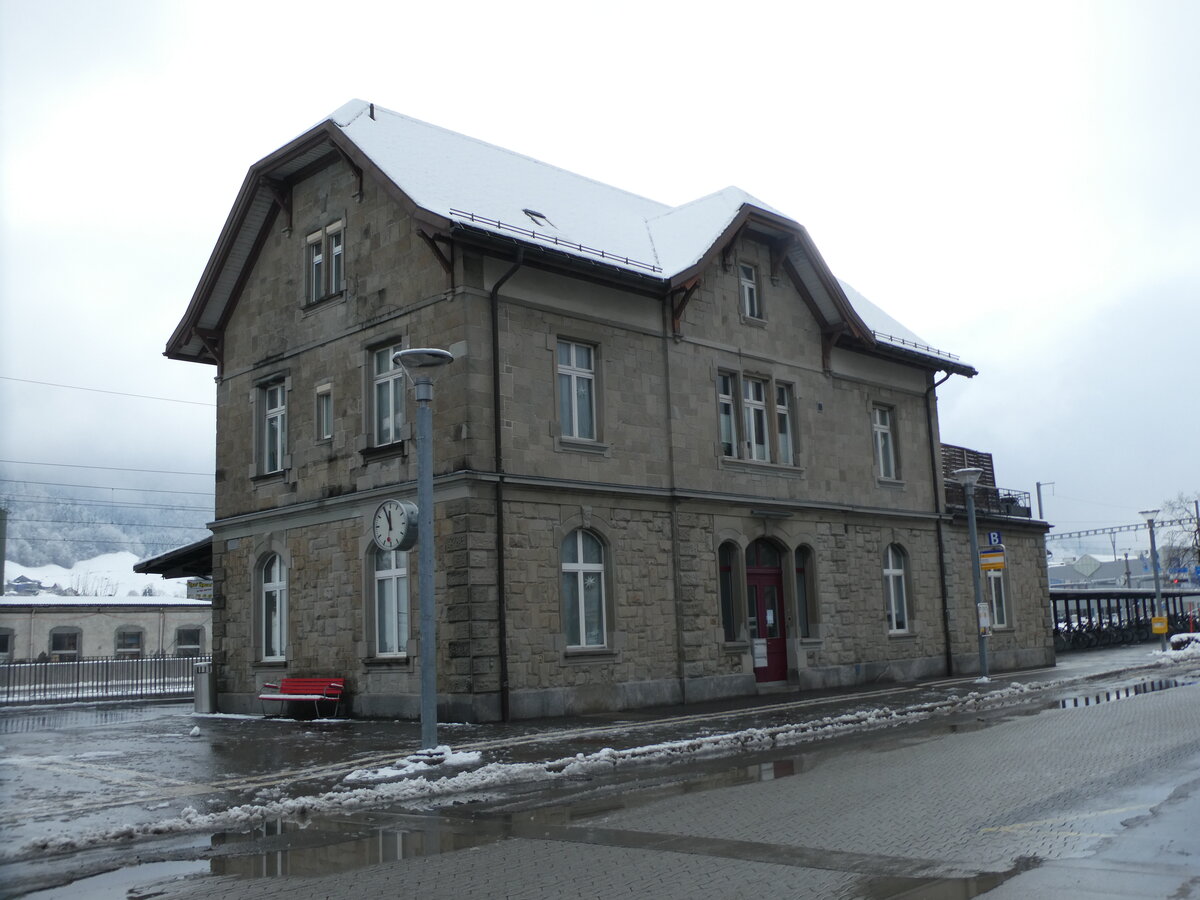 (231'971) - PostAuto-Haltestelle am 10. Januar 2022 beim Bahnhof N�fels-Mollis