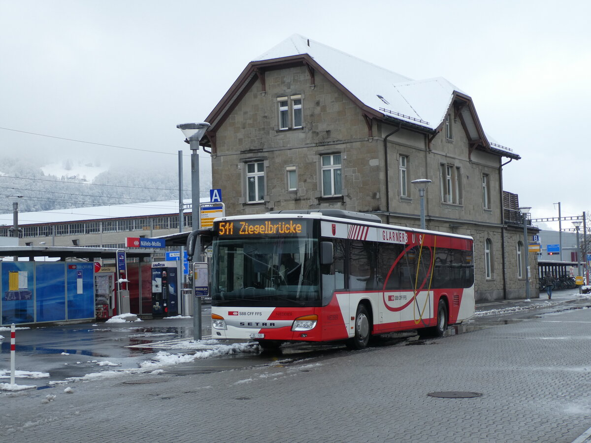 (231'975) - Niederer, Filzbach - Nr. 26/GL 348 - Setra am 10. Januar 2022 beim Bahnhof N�fels-Mollis
