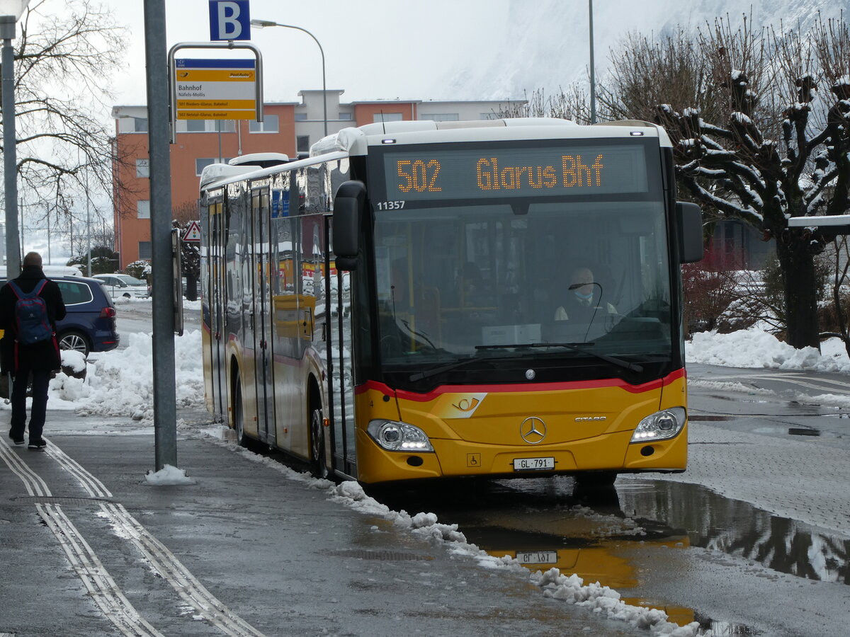 (231'977) - Niederer, Filzbach - Nr. 4/GL 791 - Mercedes am 10. Januar 2022 beim Bahnhof N�fels-Mollis