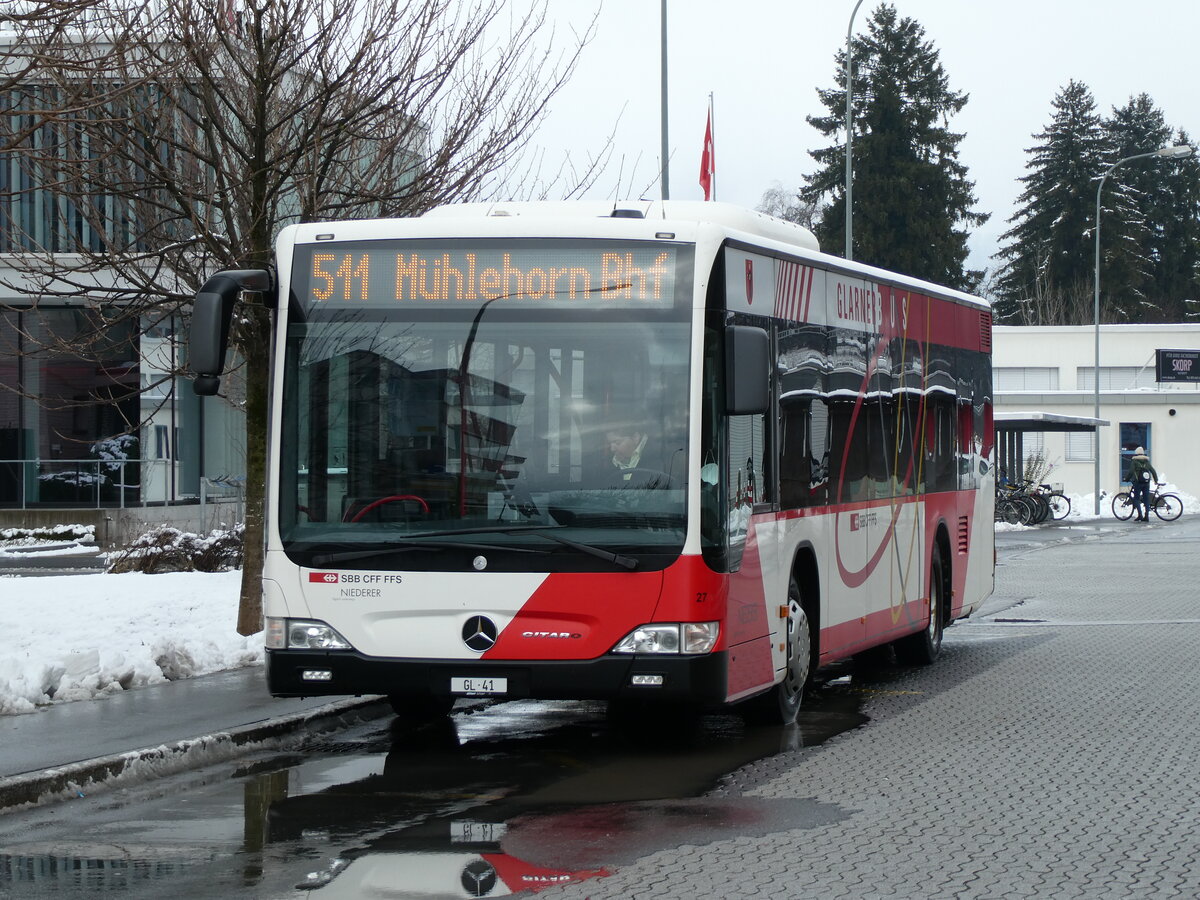 (231'979) - Niederer, Filzbach - Nr. 27/GL 41 - Mercedes am 10. Januar 2022 beim Bahnhof N�fels-Mollis