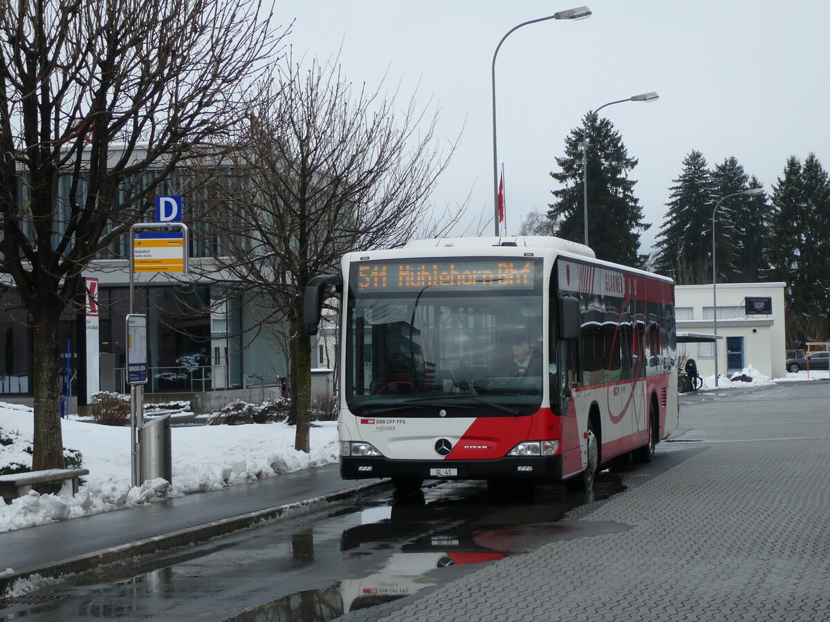(231'980) - Niederer, Filzbach - Nr. 27/GL 41 - Mercedes am 10. Januar 2022 beim Bahnhof N�fels-Mollis