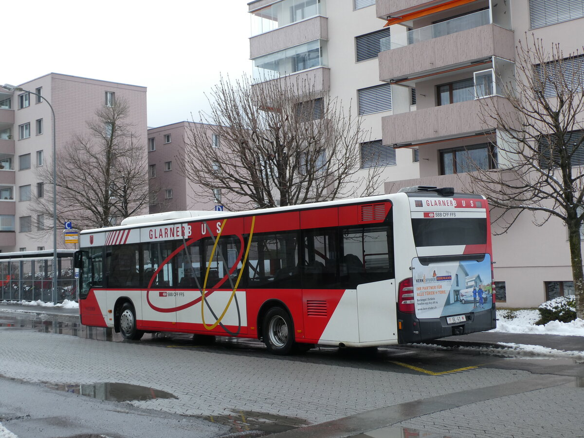 (231'981) - Niederer, Filzbach - Nr. 27/GL 41 - Mercedes am 10. Januar 2022 beim Bahnhof N�fels-Mollis
