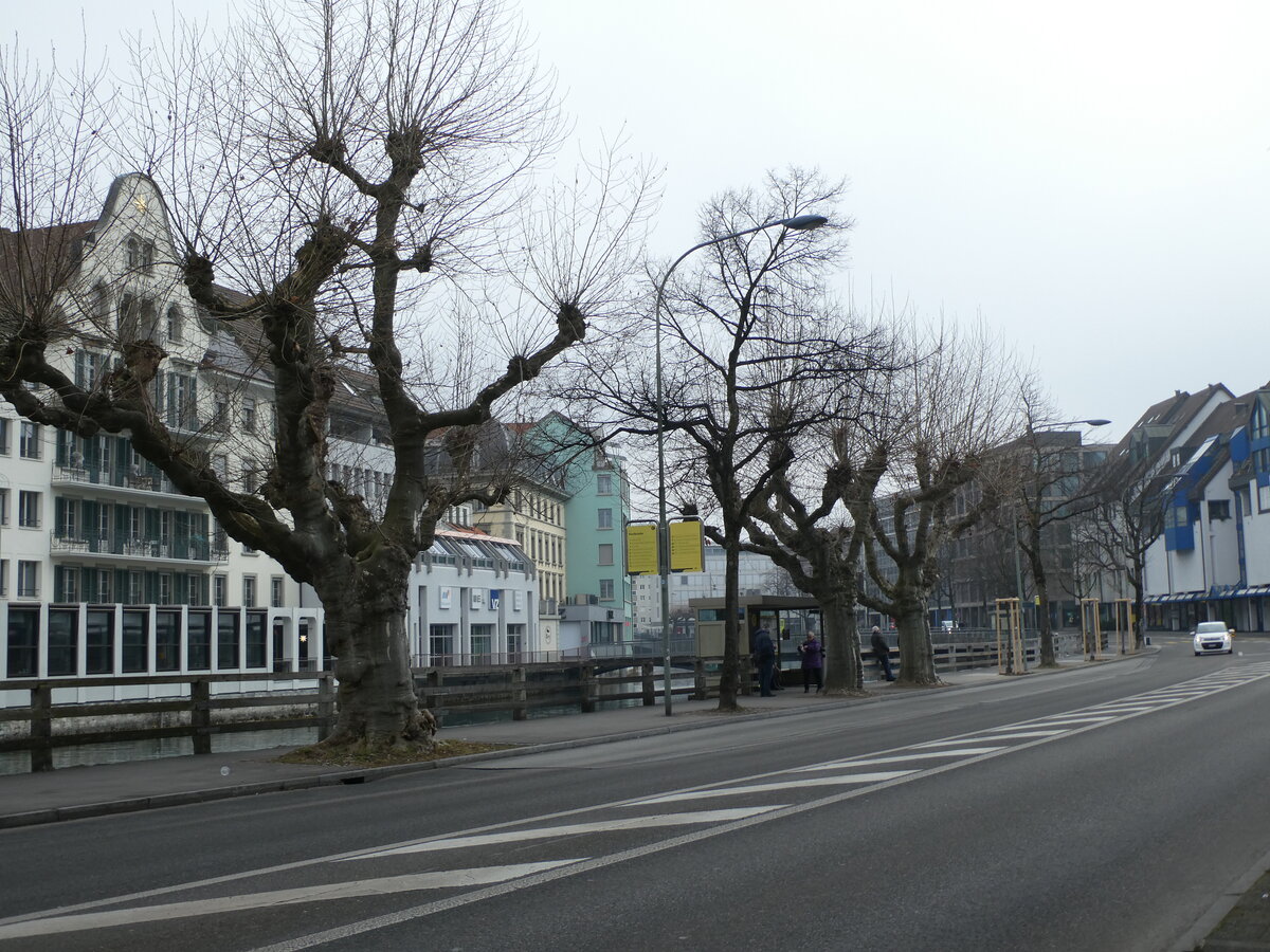 (232'053) - STI-Haltestelle am 16. Januar 2022 in Thun, Postbr�cke