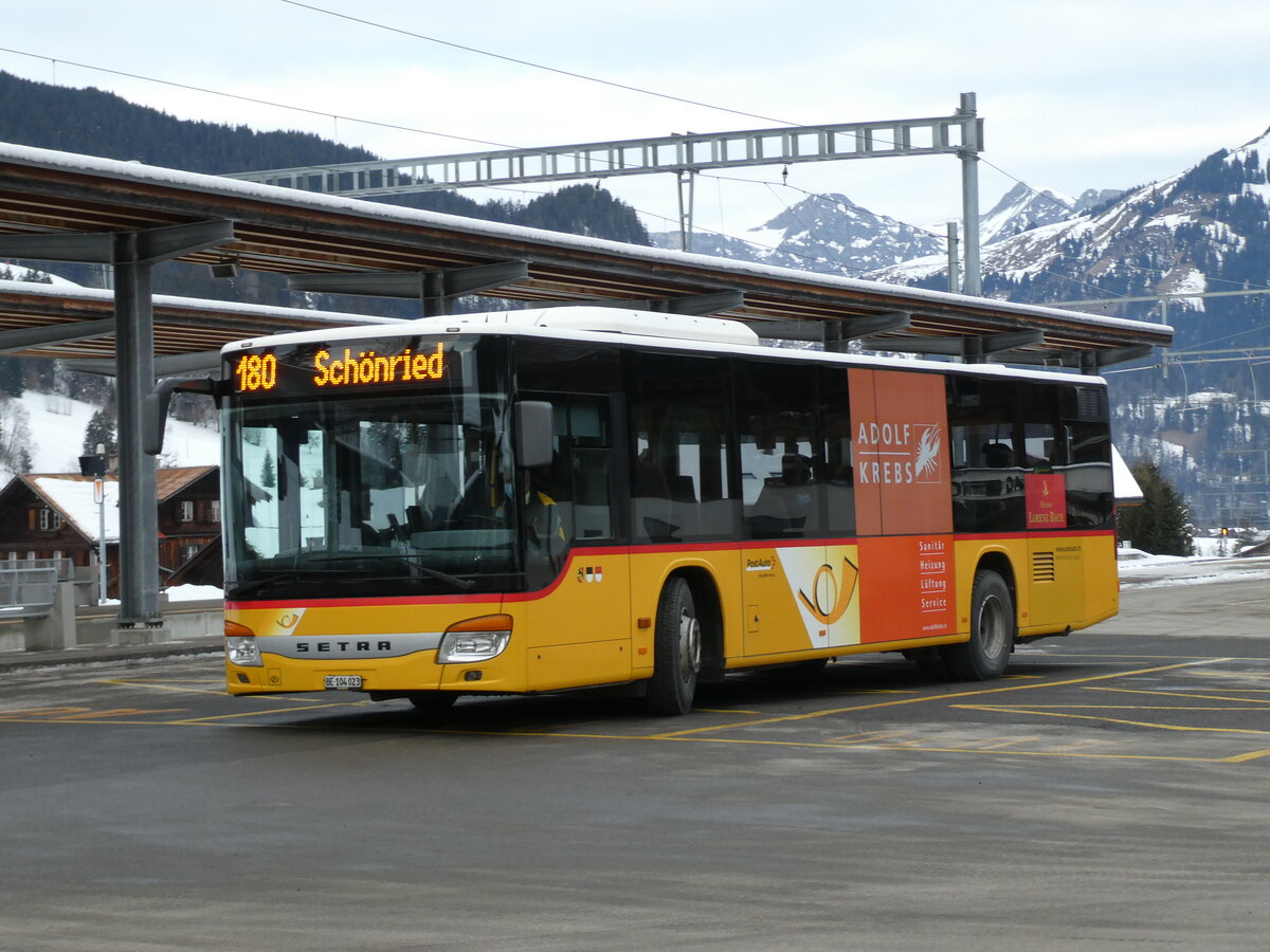 (232'252) - K�bli, Gstaad - BE 104'023 - Setra (ex Nr. 1) am 22. Januar 2022 beim Bahnhof Gstaad