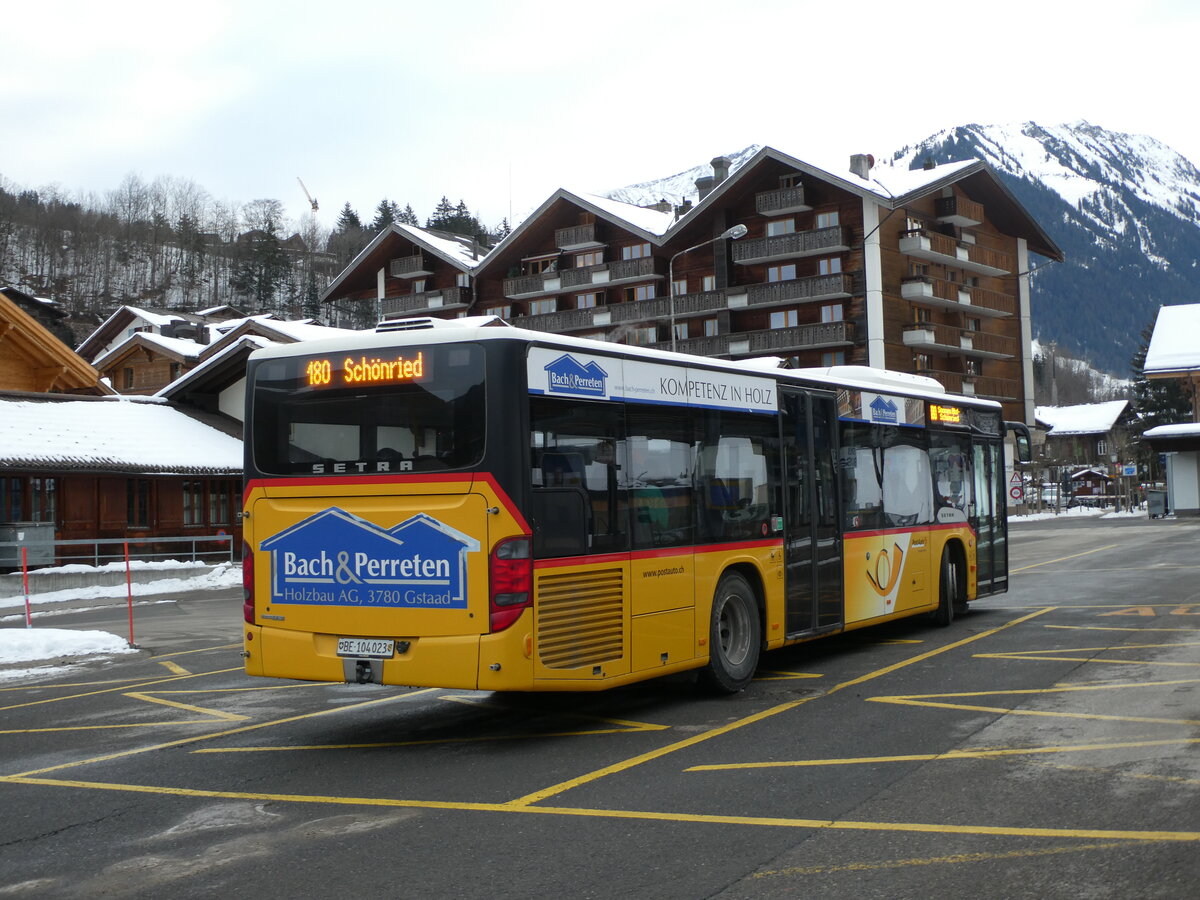 (232'254) - K�bli, Gstaad - BE 104'023 - Setra (ex Nr. 1) am 22. Januar 2022 beim Bahnhof Gstaad