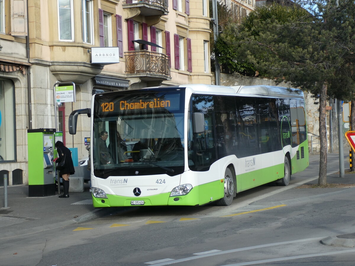 (232'546) - transN, La Chaux-de-Fonds - Nr. 424/NE 195'424 - Mercedes am 30. Januar 2022 beim Bahnhof Neuch�tel