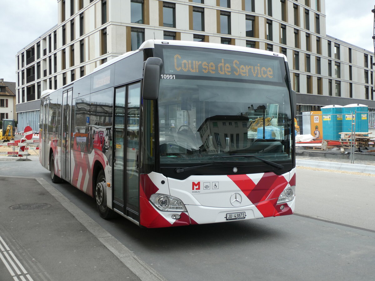 (232'634) - CarPostal Ouest - JU 43'871 - Mercedes am 6. Februar 2022 beim Bahnhof Del�mont