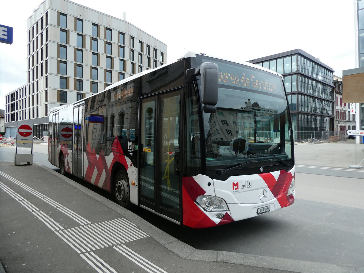 (232'662) - CarPostal Ouest - JU 43'865 - Mercedes am 6. Februar 2022 beim Bahnhof Del�mont