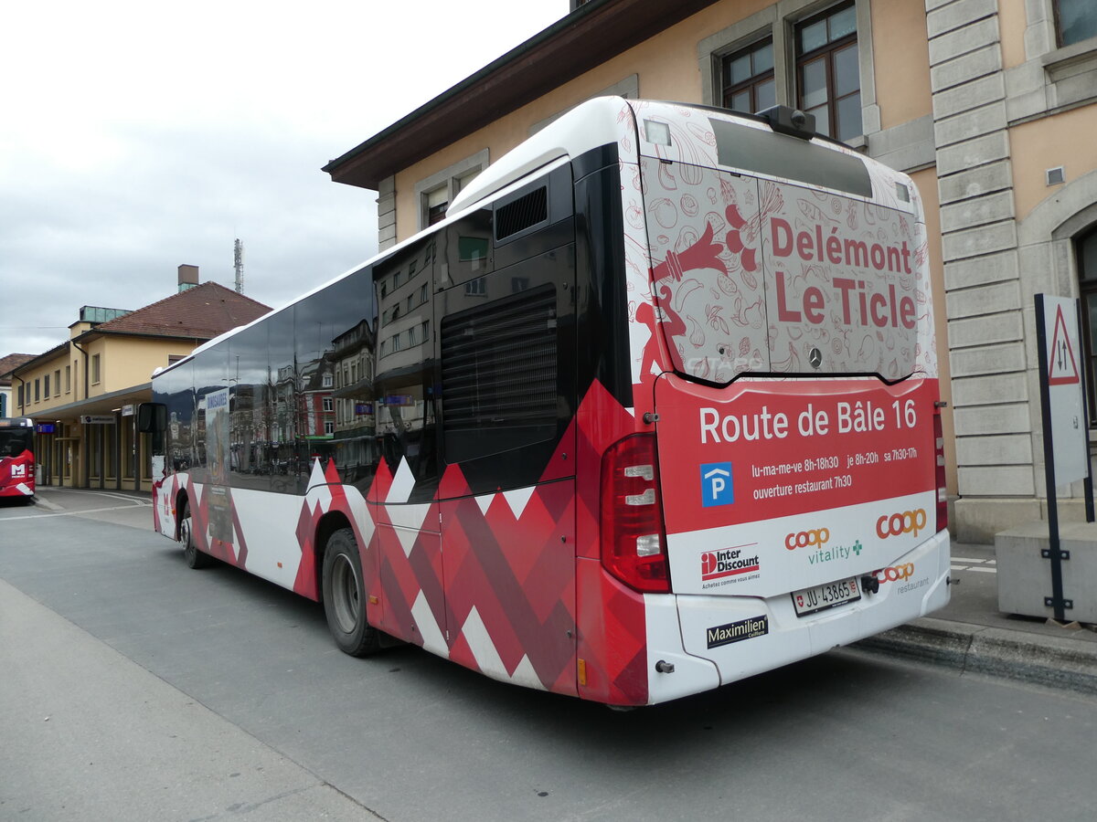 (232'670) - CarPostal Ouest - JU 43'865 - Mercedes am 6. Februar 2022 beim Bahnhof Del�mont