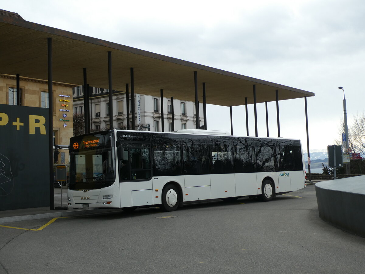 (232'693) - Funi-Car, Biel - Nr. 24/BE 708'024 - MAN am 6. Februar 2022 beim Bahnhof Neuch�tel