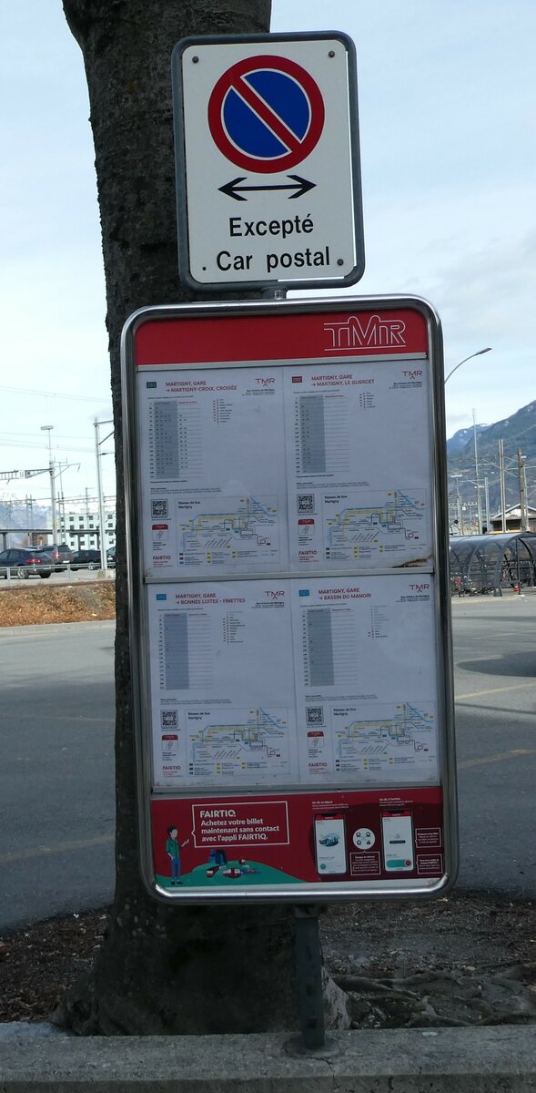 (233'040) - Except� Car postal und TMR-Fahrplan am 20. Februar 2022 beim Bahnhof Martigny