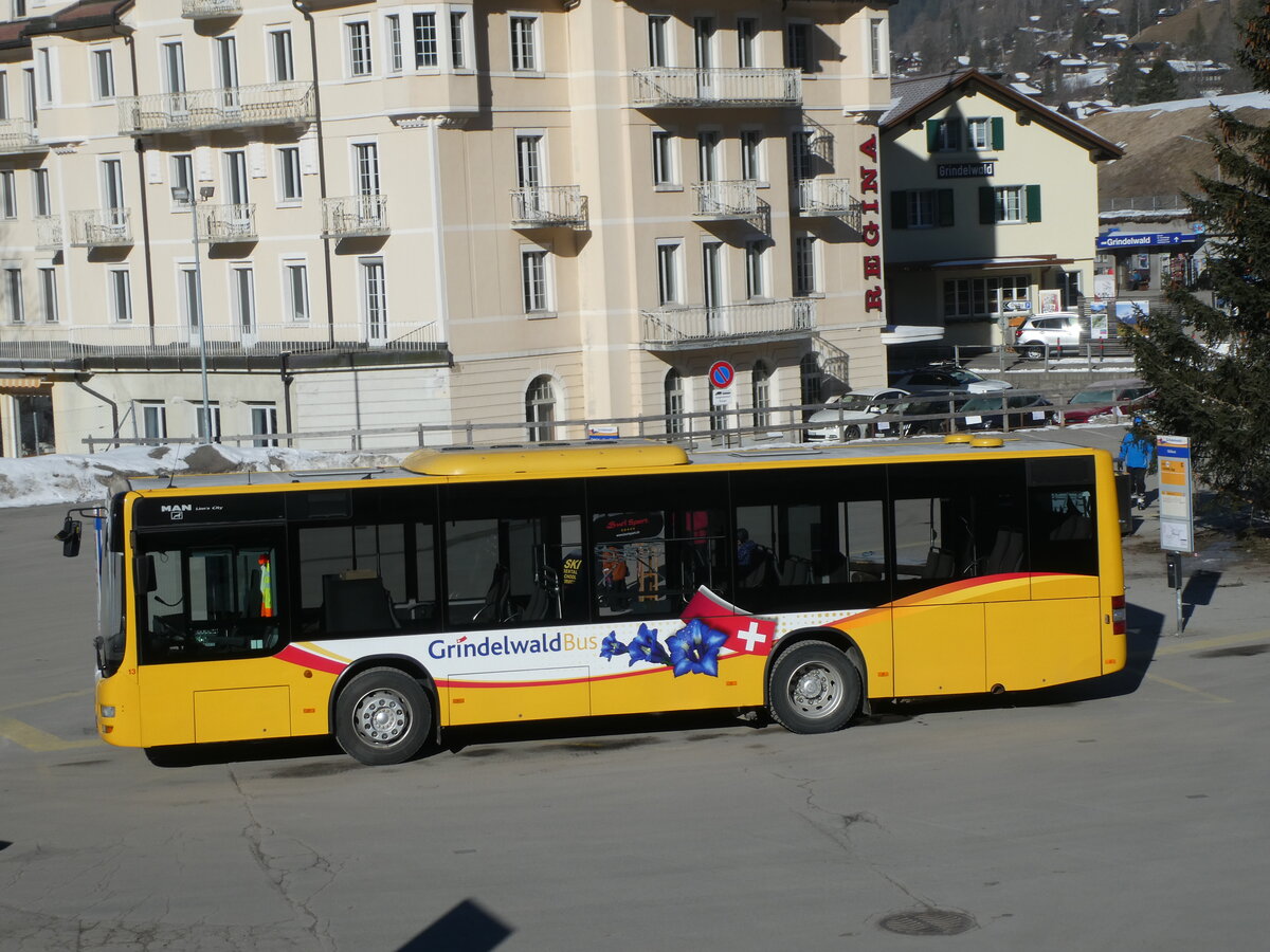 (233'234) - Grindelwaldbus, Grindelwald - Nr. 13/BE 407'170 - MAN/G�ppel am 27. Februar 2022 beim Bahnhof Grindelwald