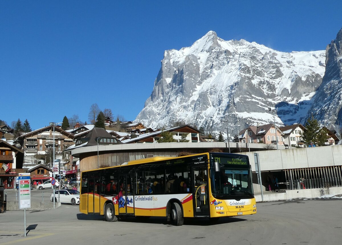 (233'293) - Grindelwaldbus, Grindelwald - Nr. 18/BE 382'871 - MAN/G�ppel am 27. Februar 2022 beim Bahnhof Grindelwald