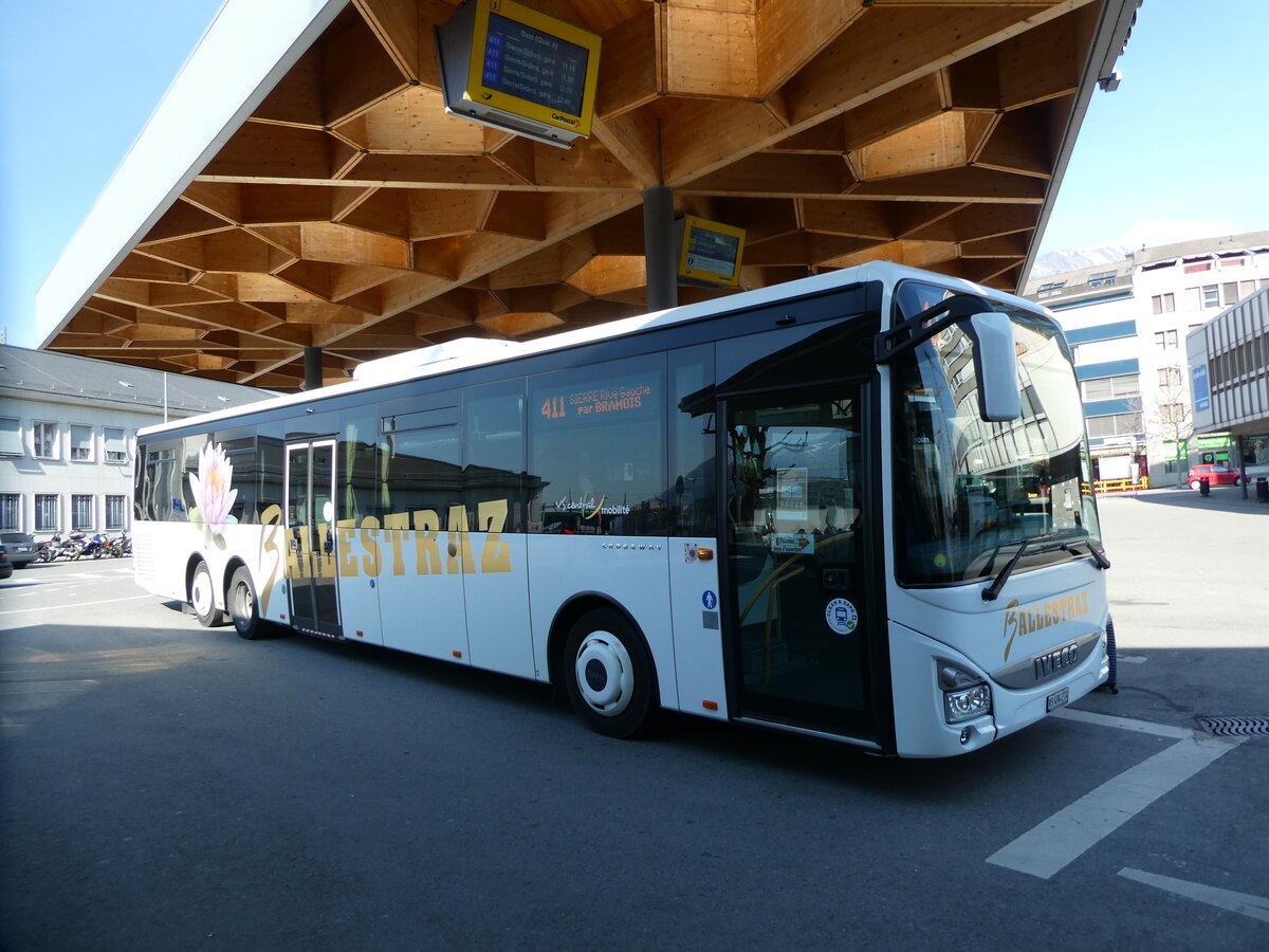 (233'403) - Ballestraz, Gr�ne - VS 494'274 - Iveco (ex Vorf�hrfahrzeug Iveco France) am 7. M�rz 2022 beim Bahnhof Sion