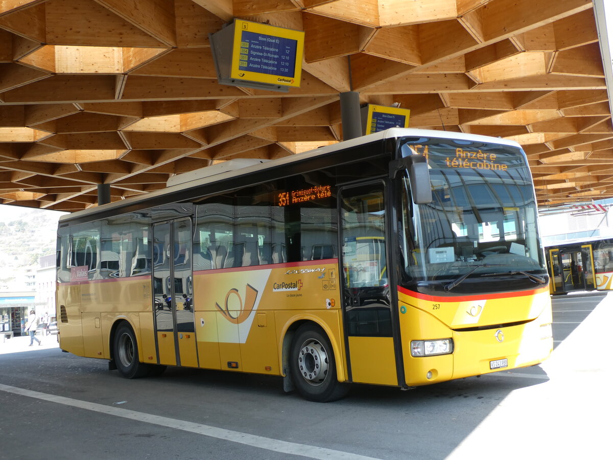 (233'407) - Buchard, Leytron - Nr. 257/VS 243'988 - Irisbus am 7. M�rz 2022 beim Bahnhof Sion