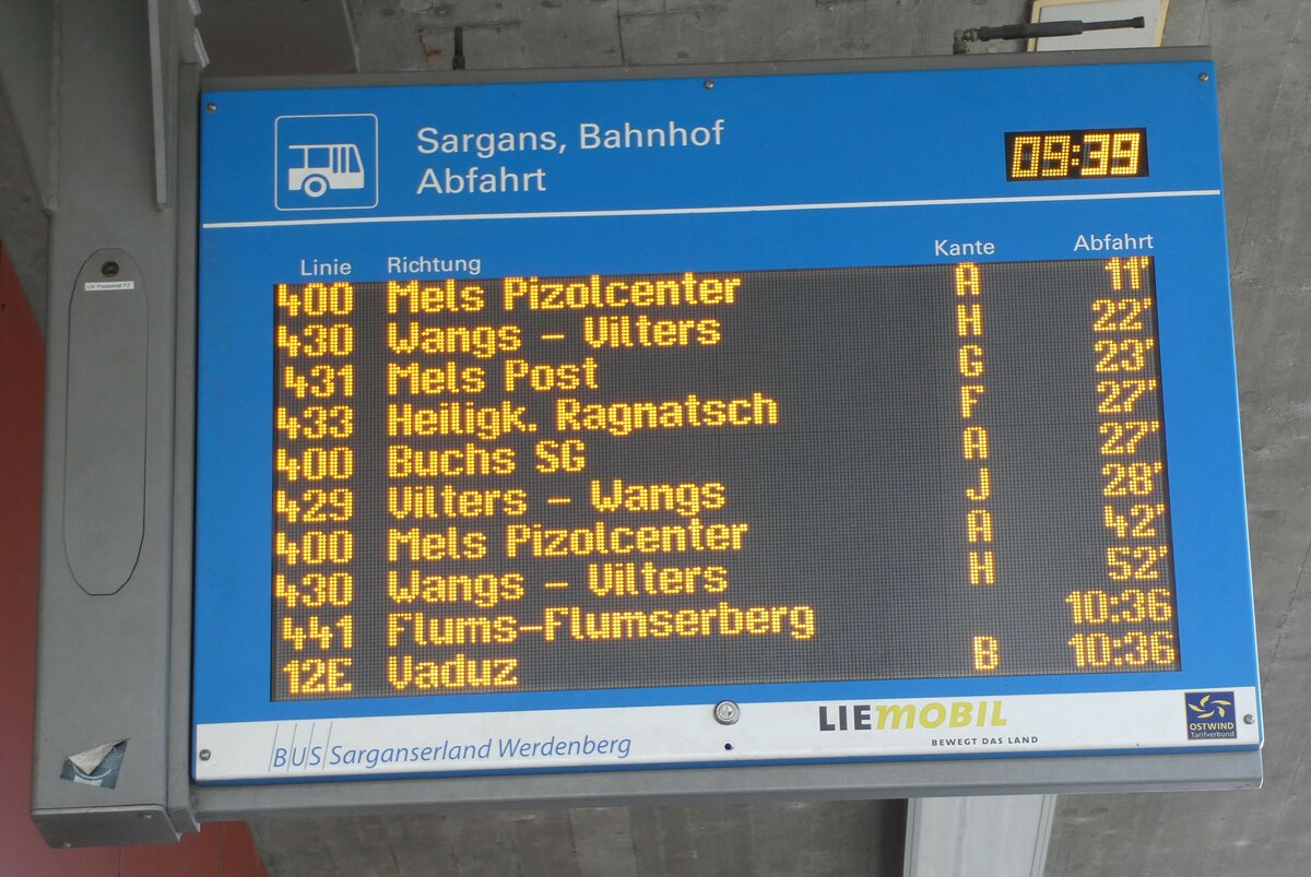 (233'516) - BSW/Liemobil-Infobildschirm am 8. M�rz 2022 beim Bahnhof Sargans