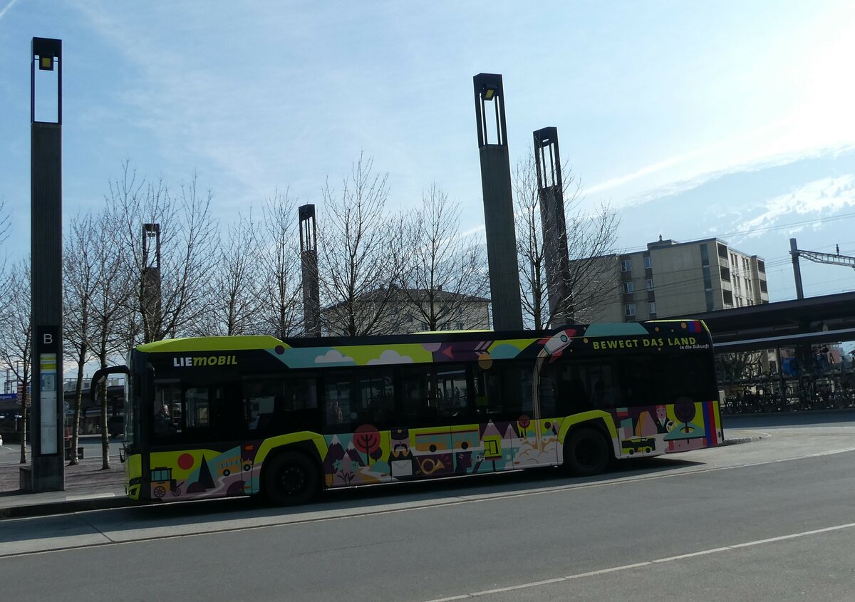 (233'563) - Aus Liechtenstein: BOS PS Anstalt, Vaduz - Nr. 520/FL 40'205 - Solaris am 8. M�rz 2022 beim Bahnhof Sargans