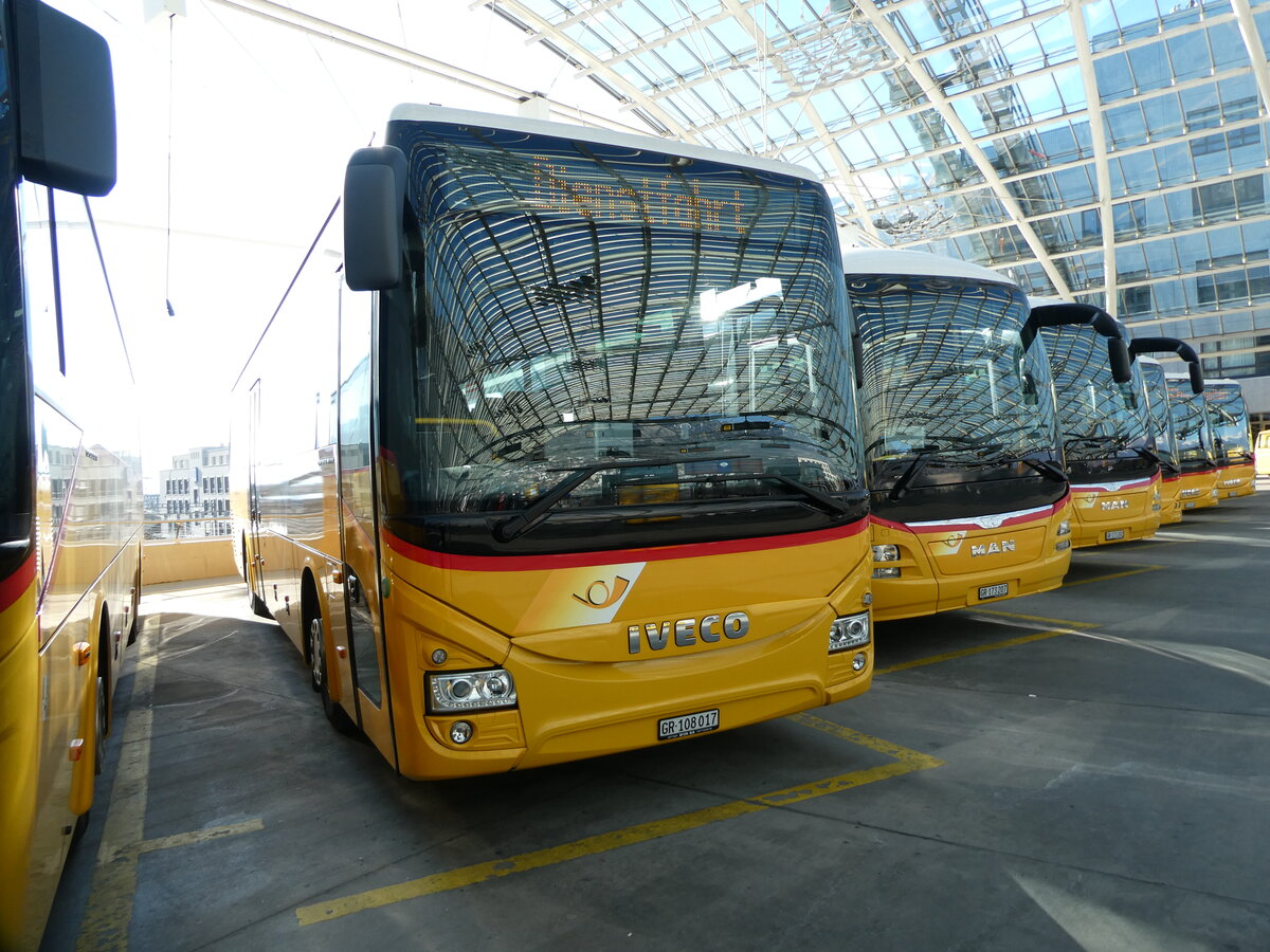 (233'606) - TpM, Mesocco - Nr. 17/GR 108'017 - Iveco am 9. M�rz 2022 in Chur, Postautostation