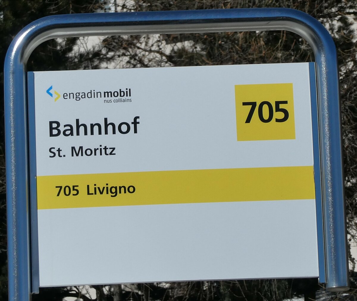 (233'661) - engadin mobil/PostAuto-Haltestellenschild - St. Moritz, Bahnhof - am 10. M�rz 2022