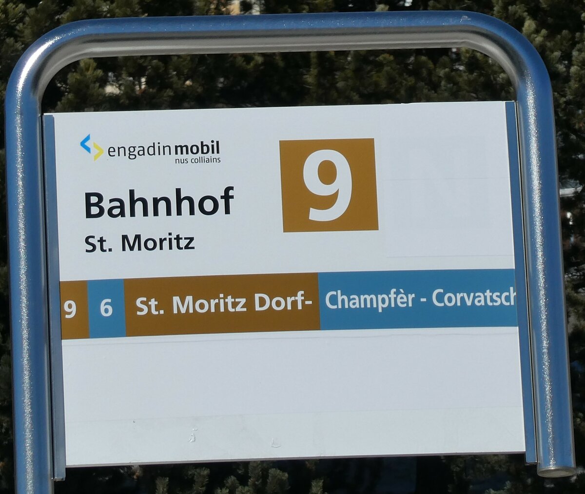 (233'662) - engadin mobil-Haltestellenschild - St. Moritz, Bahnhof - am 10. M�rz 2022
