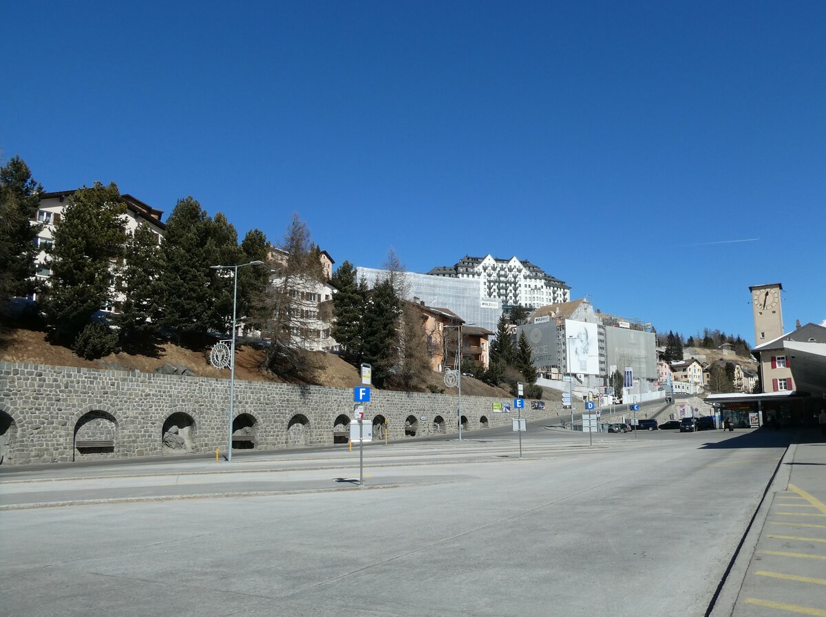 (233'675) - Engadin Bus/PostAuto-Haltestellen am 10. M�rz 2022 beim Bahnhof St. Moritz