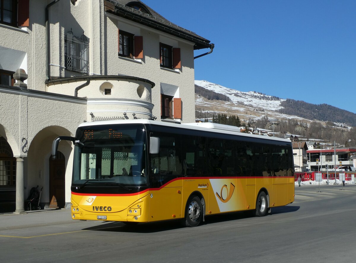 (233'710) - PostAuto Graub�nden - GR 102'388 - Iveco am 10. M�rz 2022 beim Bahnhof Scuol-Tarasp