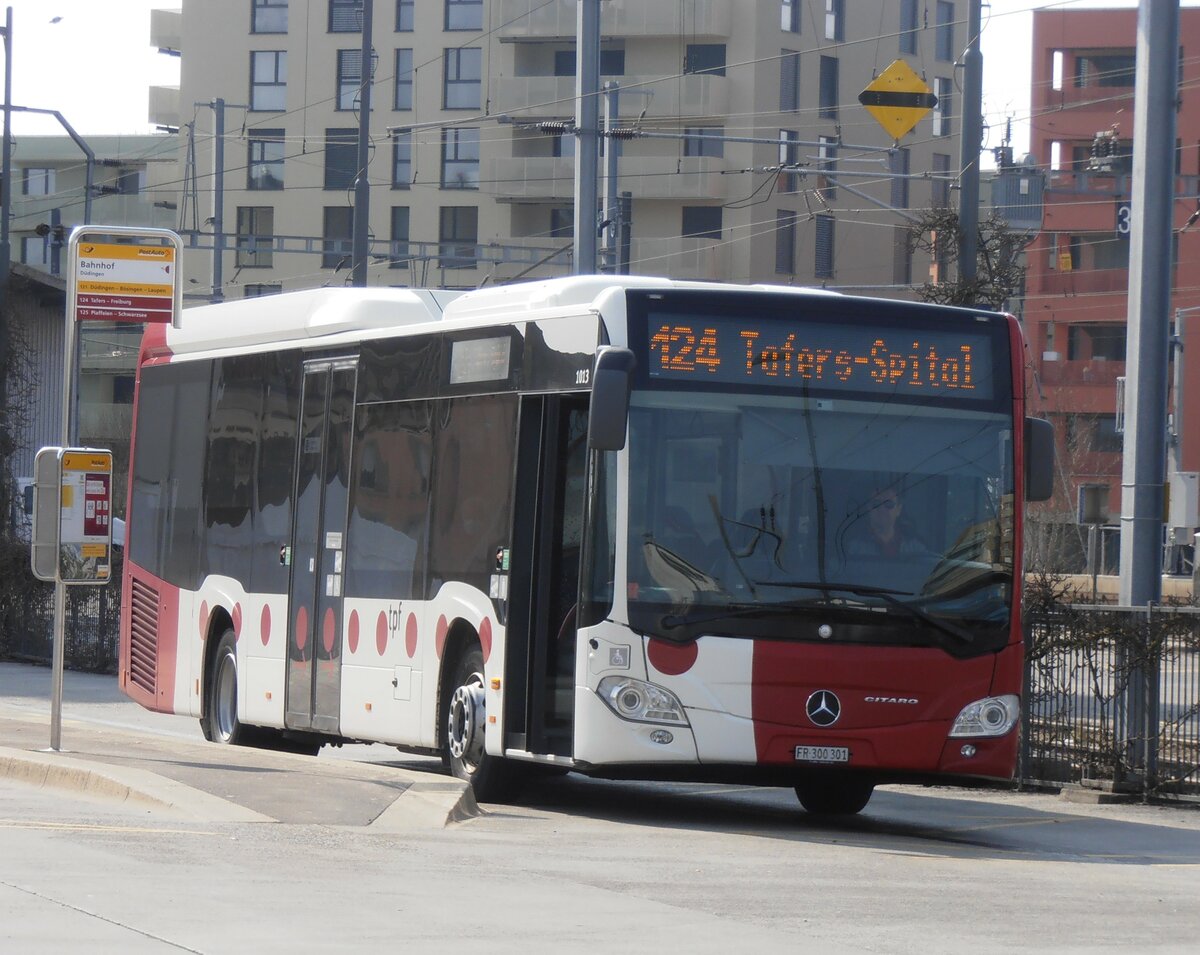(233'831) - TPF Fribourg - Nr. 1013/FR 300'301 - Mercedes am 12. M�rz 2022 beim Bahnhof D�dingen