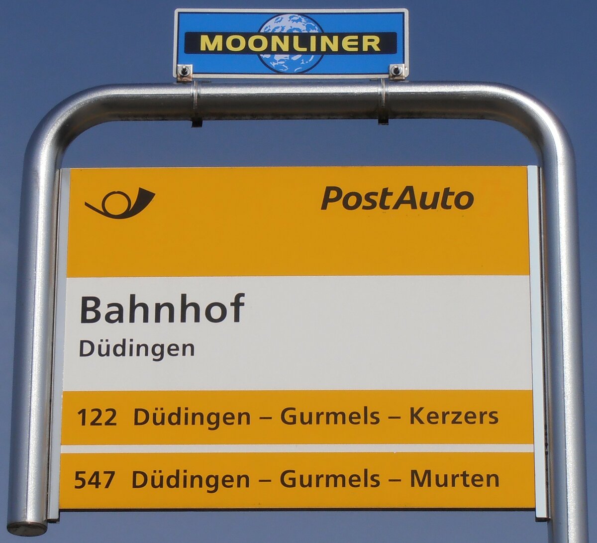(233'832) - PostAuto-Haltestellenschild - D�dingen, Bahnhof - am 12. M�rz 2022